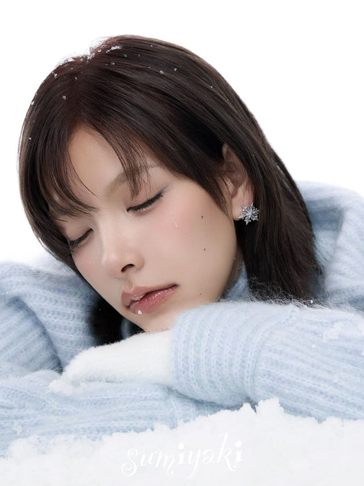 SUMIYAKI Snowflake Stud Earrings – Dainty, Sparkling & Elegant Winter Jewelry Gift