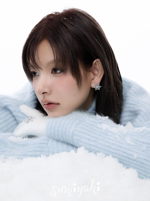 SUMIYAKI Snowflake Stud Earrings – Dainty, Sparkling & Elegant Winter Jewelry Gift