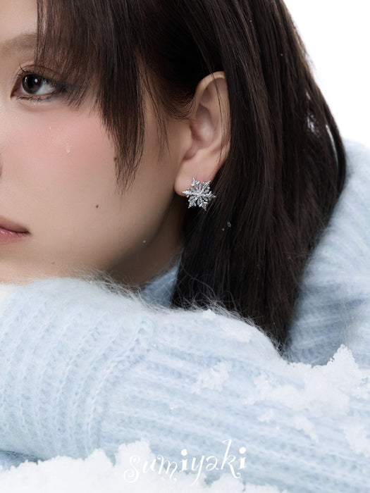 SUMIYAKI Snowflake Stud Earrings – Dainty, Sparkling & Elegant Winter Jewelry Gift